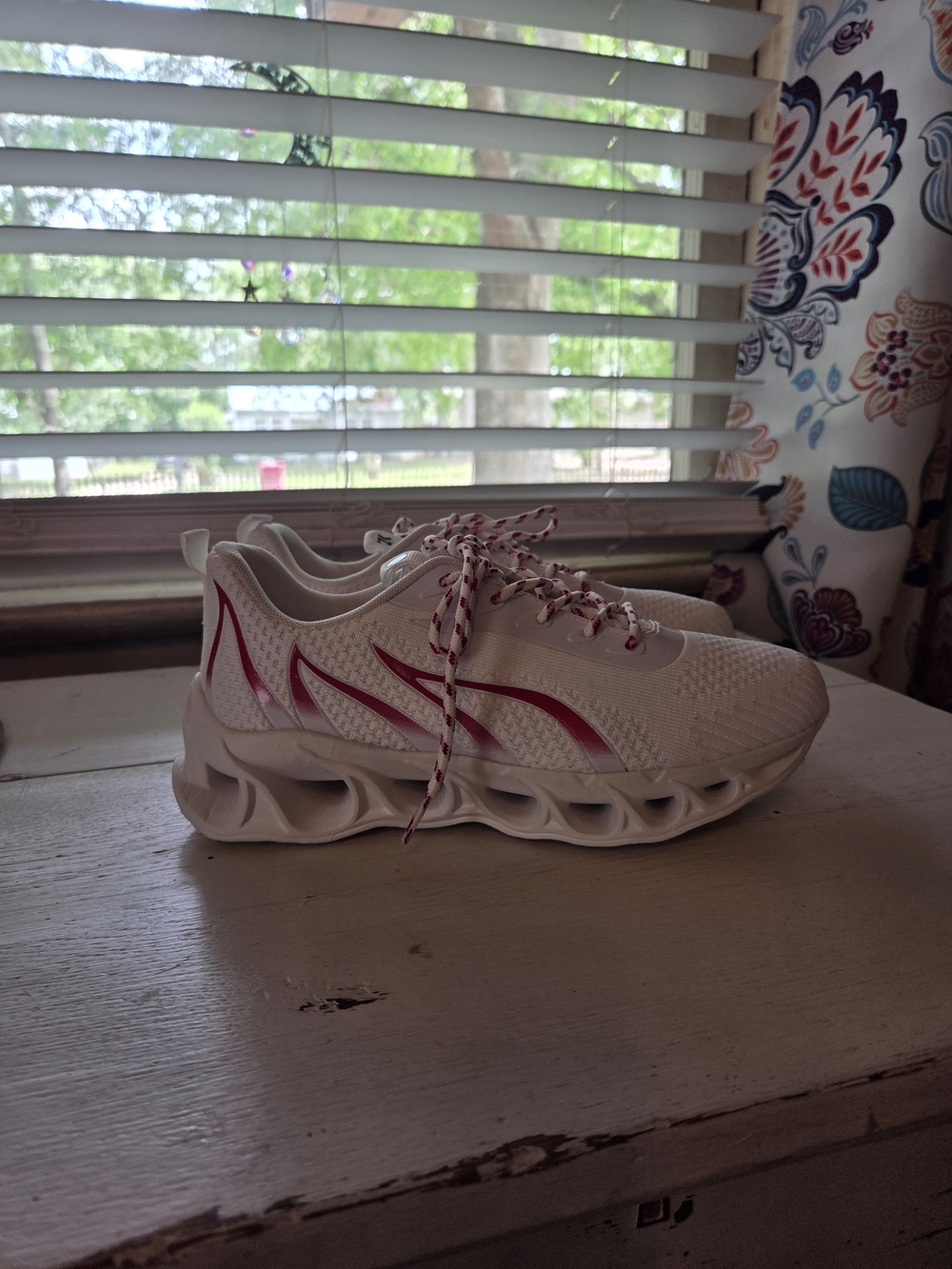Source Unknown White Sneakers with Pink Accents